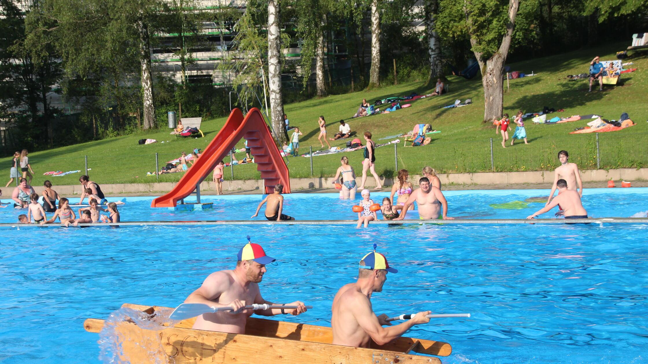 Straditionelles Sautrogrennen beim Badfest Thalmäs