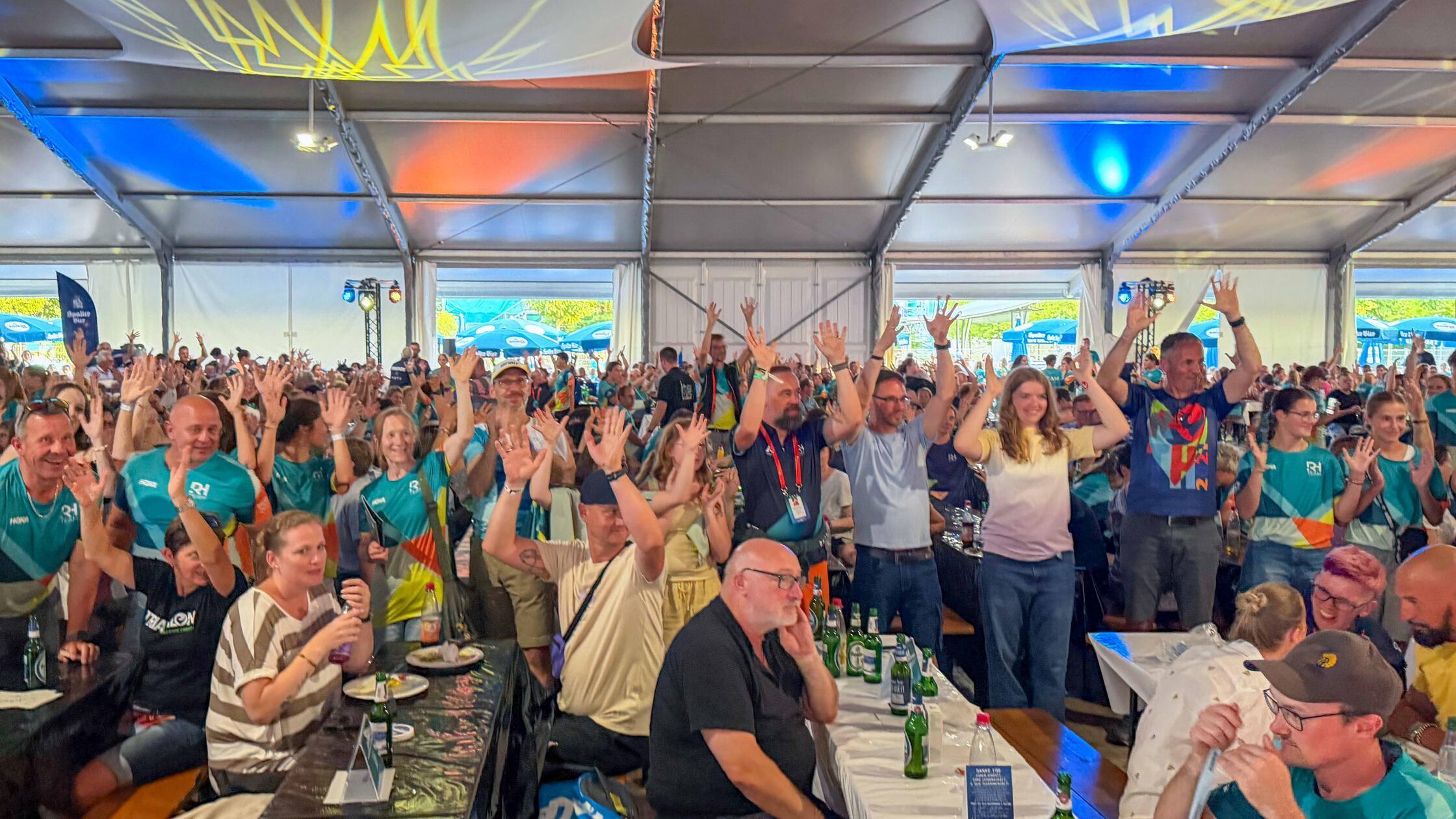 Beim Helferfest im Festzelt am Triathlonpark dankt