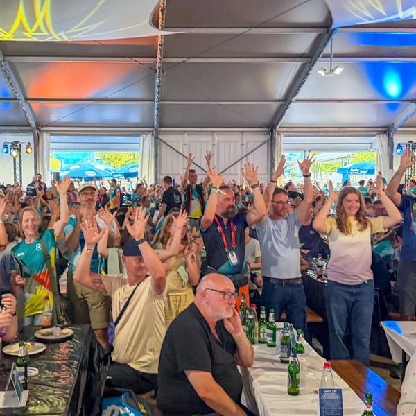 Beim Helferfest im Festzelt am Triathlonpark dankt