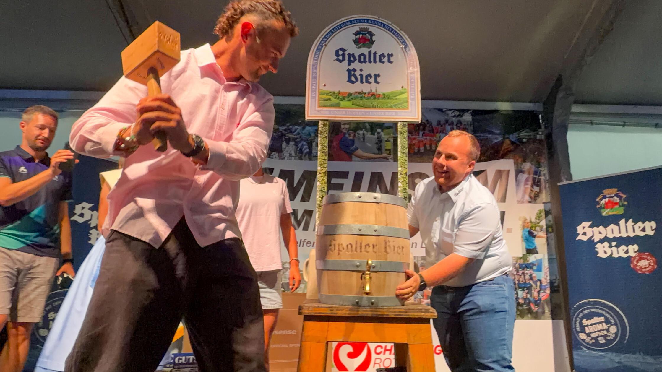 Beim Helferfest im Festzelt am Triathlonpark dankte der Challenge Roth Triathlon seinen mehr als 7500 Helferinnen und Helfern mit einer großen Party.