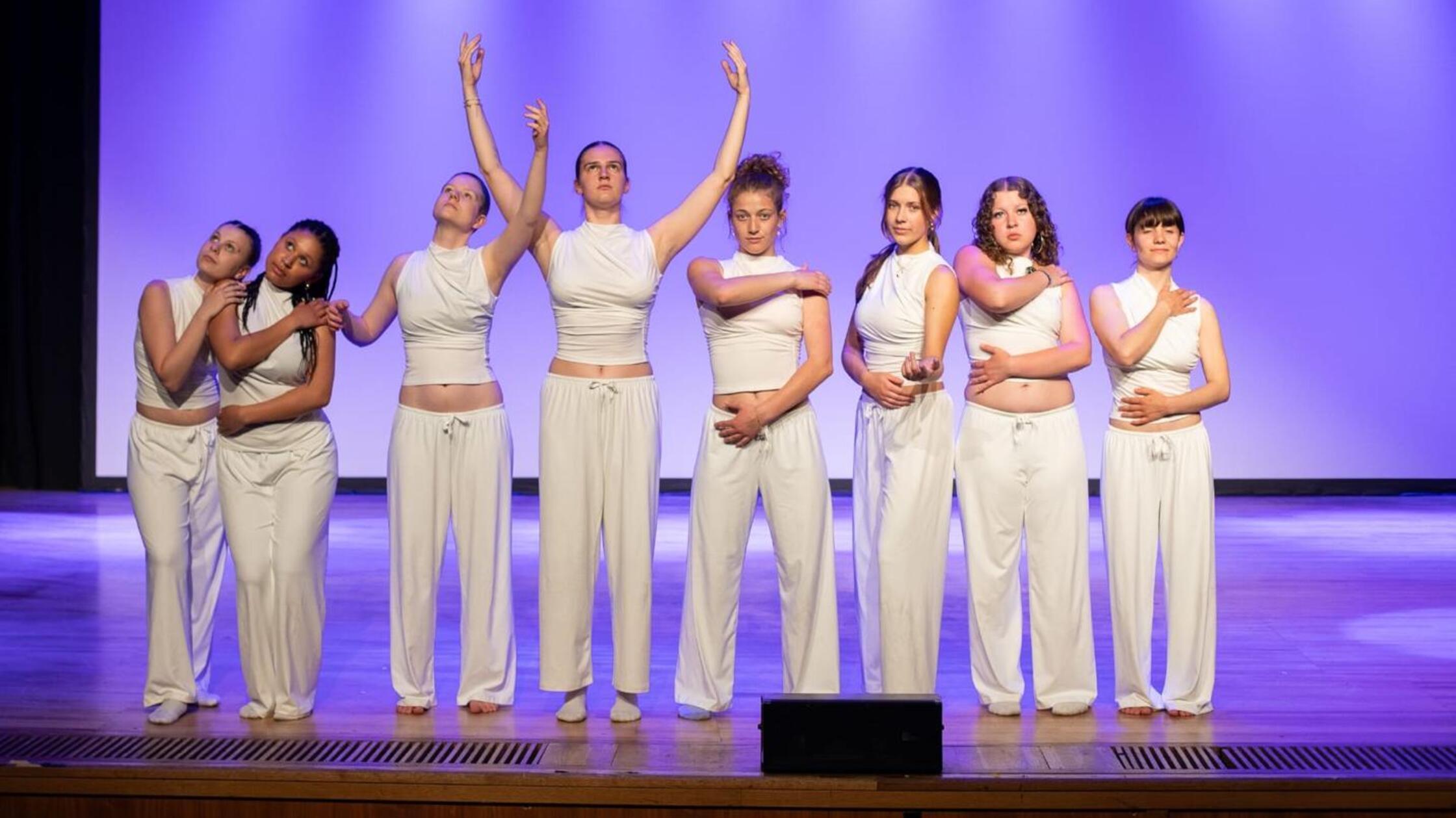Die Tänzerinnen des Jugendtanzprojekts