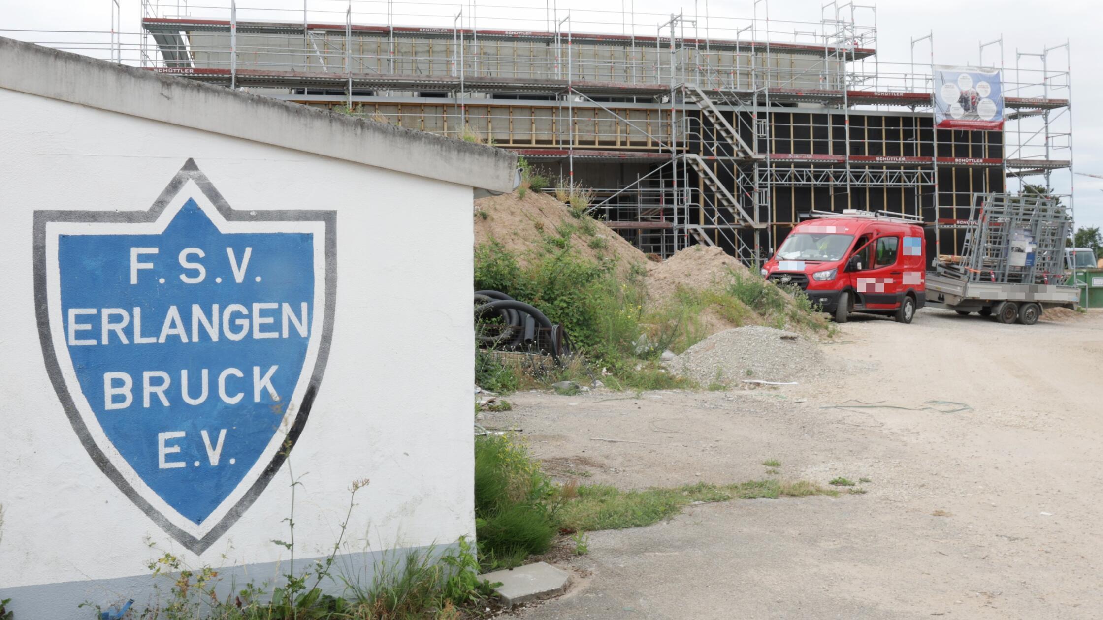 Kunstrasen-ausgeschrieben-Sport-f-r-alle-Zentrum-des-FSV-Erlangen-Bruck-in-der-Endphase