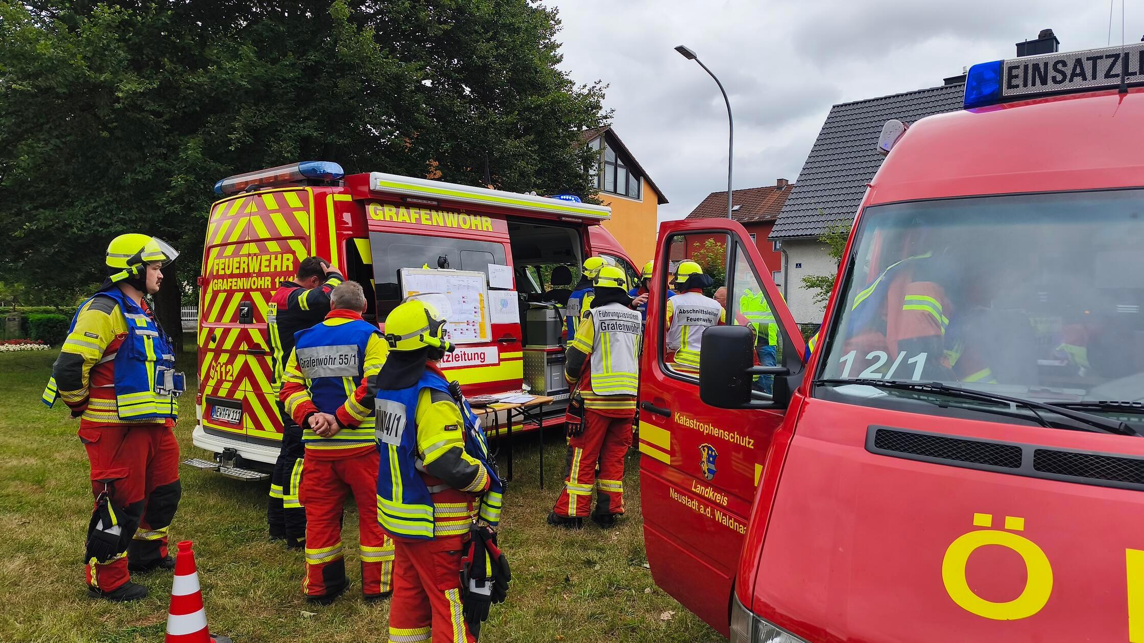 Mit-Munition-beladen-Lkw-ger-t-in-Schr-glage-und-sorgt-f-r-gro-en-Einsatz-in-Bayern