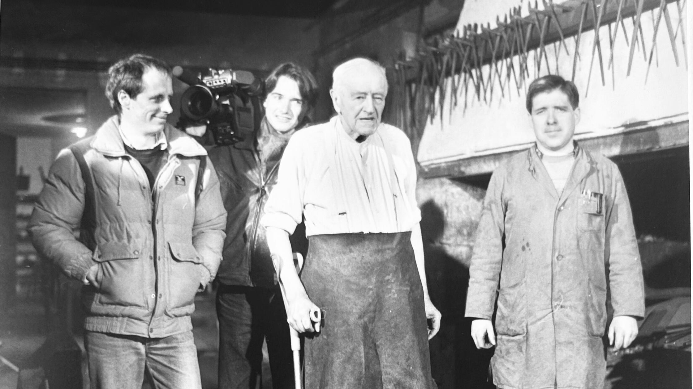 Hammerschmied Fritz Schäff mit seinen beiden „Lehr