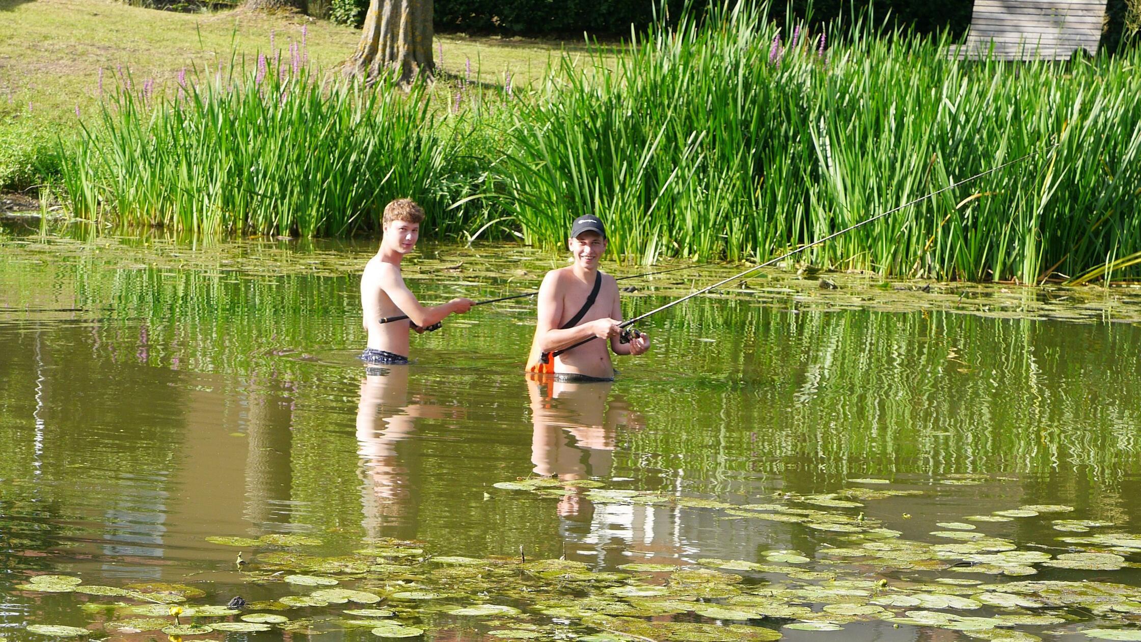 Karpfenjagd im Altmühlwasser: Mit Angelschein und einer speziellen Berechtigung ist seit vergangenem Jahr das sogenannte "Waten", also Angeln im Fluss bei Ornbau erlaubt. Petri Heil für diese beiden furchtlosen jungen Männer!
