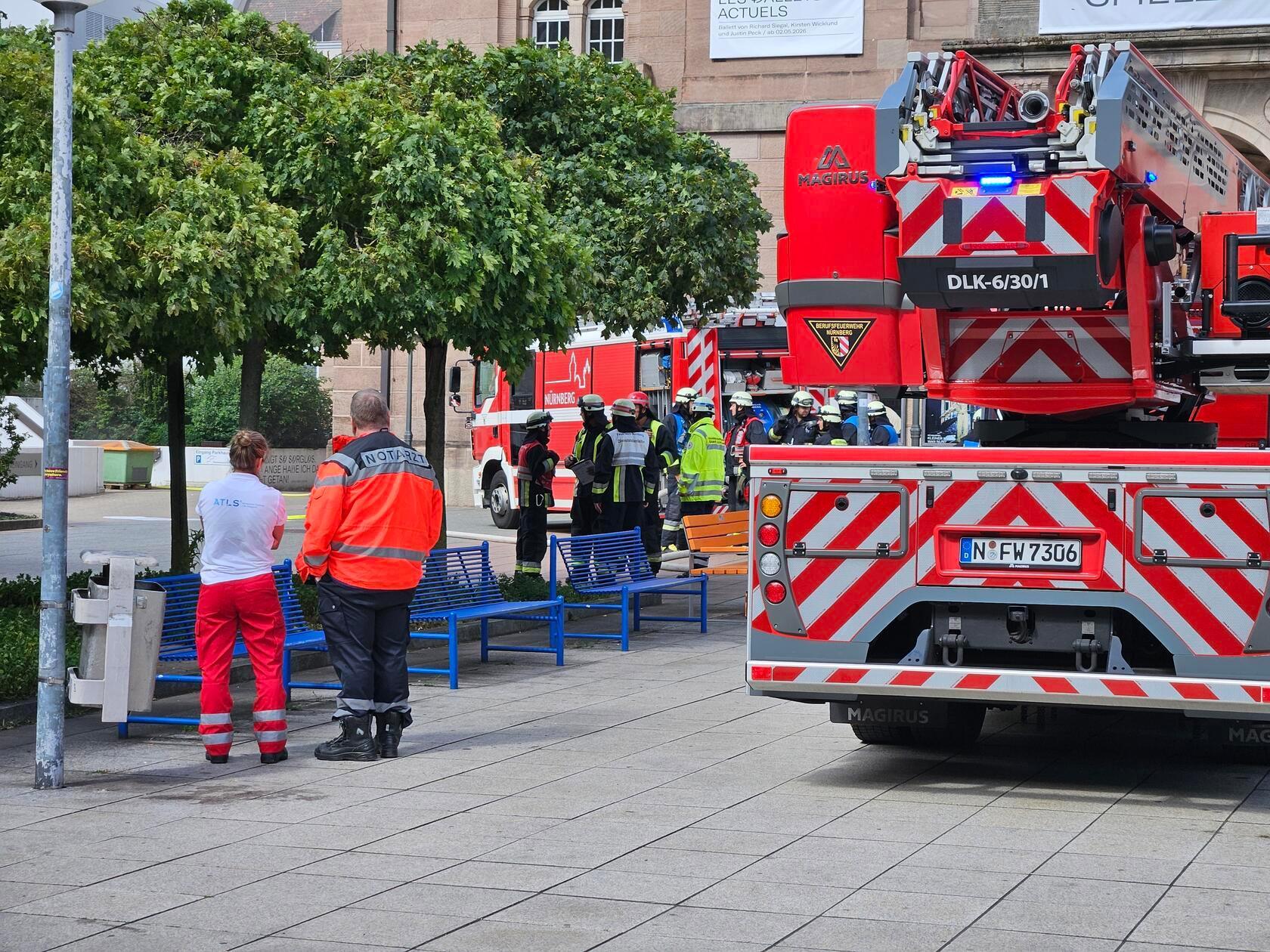 Gegen 10 Uhr wurde die Berufsfeuerwehr Nürnberg wegen einer starken Rauchentwicklung am Richard-Wagner-Platz alarmiert.
