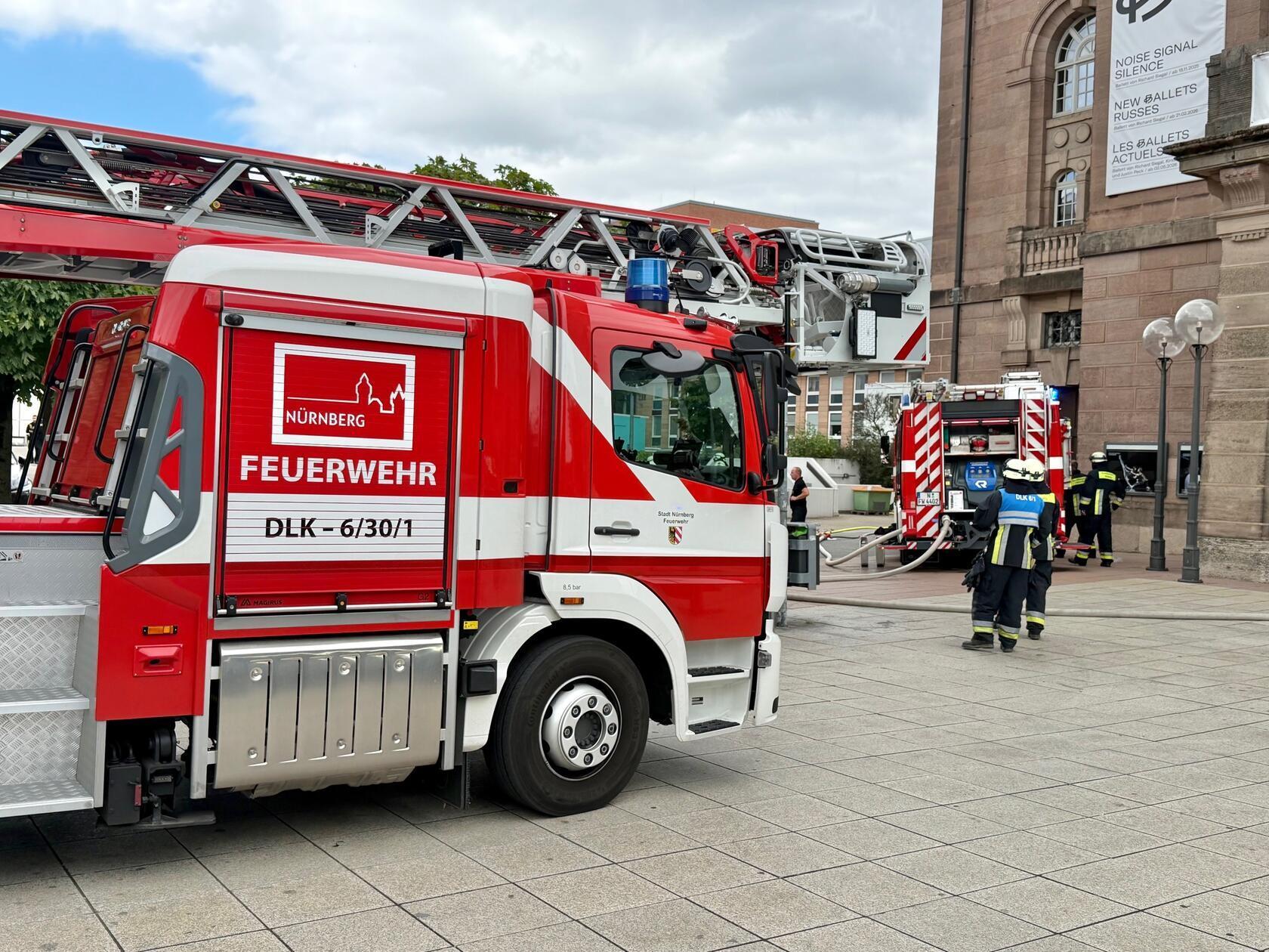 Nach aktuellem Stand war ein brennendes Fahrzeug der Auslöser des Feuers. Die Flammen griffen im weiteren Verlauf auf weitere Autos über.