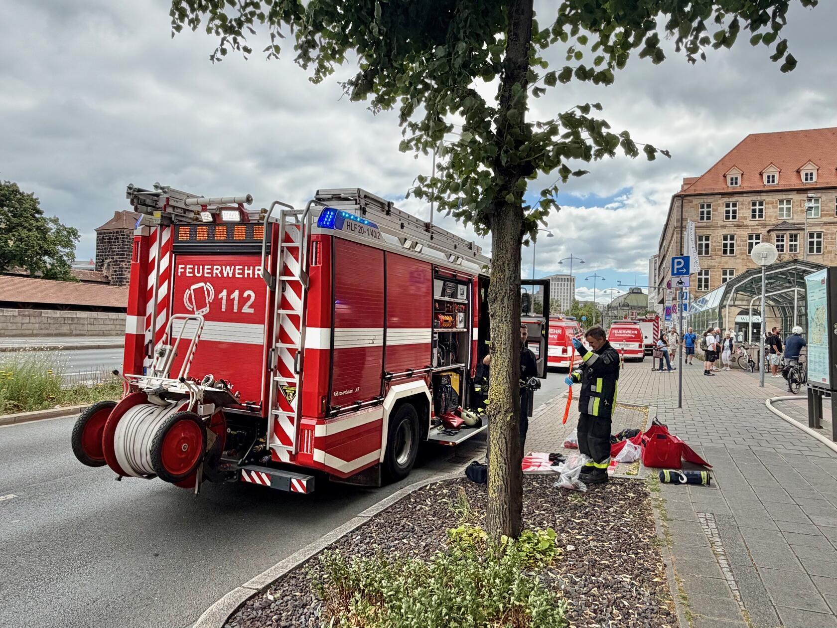 Die Ursache des Fahrzeugbrands sowie die Höhe des entstandenen Sachschadens sind derzeit noch unklar und Gegenstand der weiteren Ermittlungen.