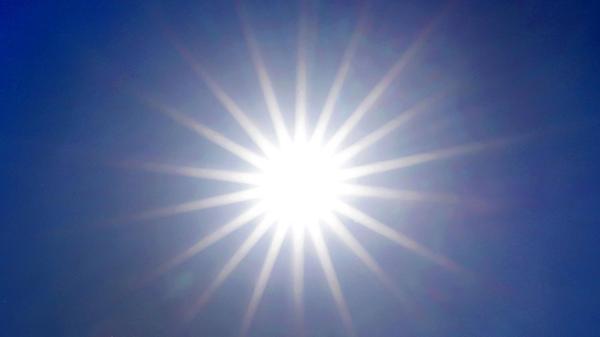 Die Sonne strahlt von einem wolkenlosen Himmel. (