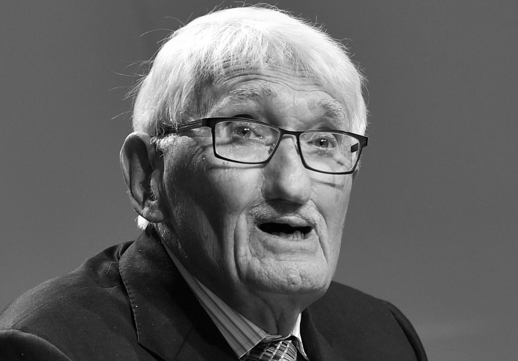 Eine der einflussreichsten Stimmen Deutschlands ist verstummt: Am Samstag (14. März) starb der Philosoph und Soziologe <b>Jürgen Habermas</b> im Alter von 96 Jahren in Starnberg. Er zählte zu den wichtigsten Denkern der Gegenwart. 