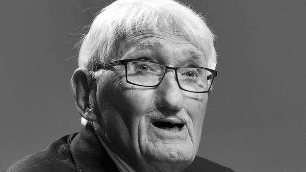 Eine der einflussreichsten Stimmen Deutschlands ist verstummt: Am Samstag (14. März) starb der Philosoph und Soziologe <b>Jürgen Habermas</b> im Alter von 96 Jahren in Starnberg. Er zählte zu den wichtigsten Denkern der Gegenwart.