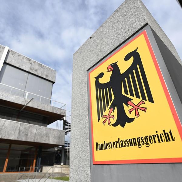 Ein Hinweisschild mit Bundesadler und dem Schriftz