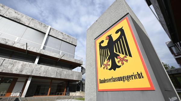 Ein Hinweisschild mit Bundesadler und dem Schriftz