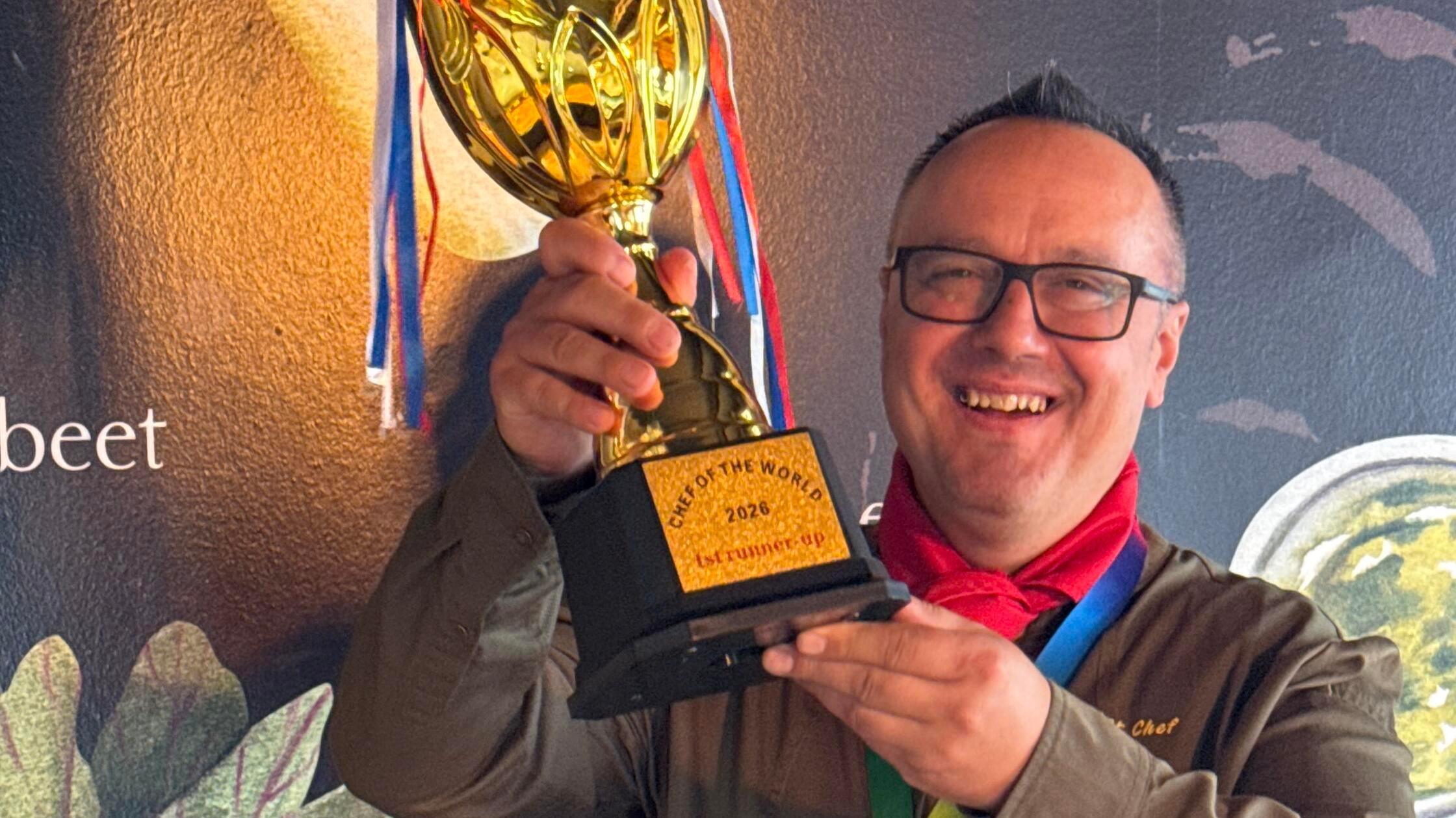 Mit Pokal und Medaille: Goran Mladenovski wurde be