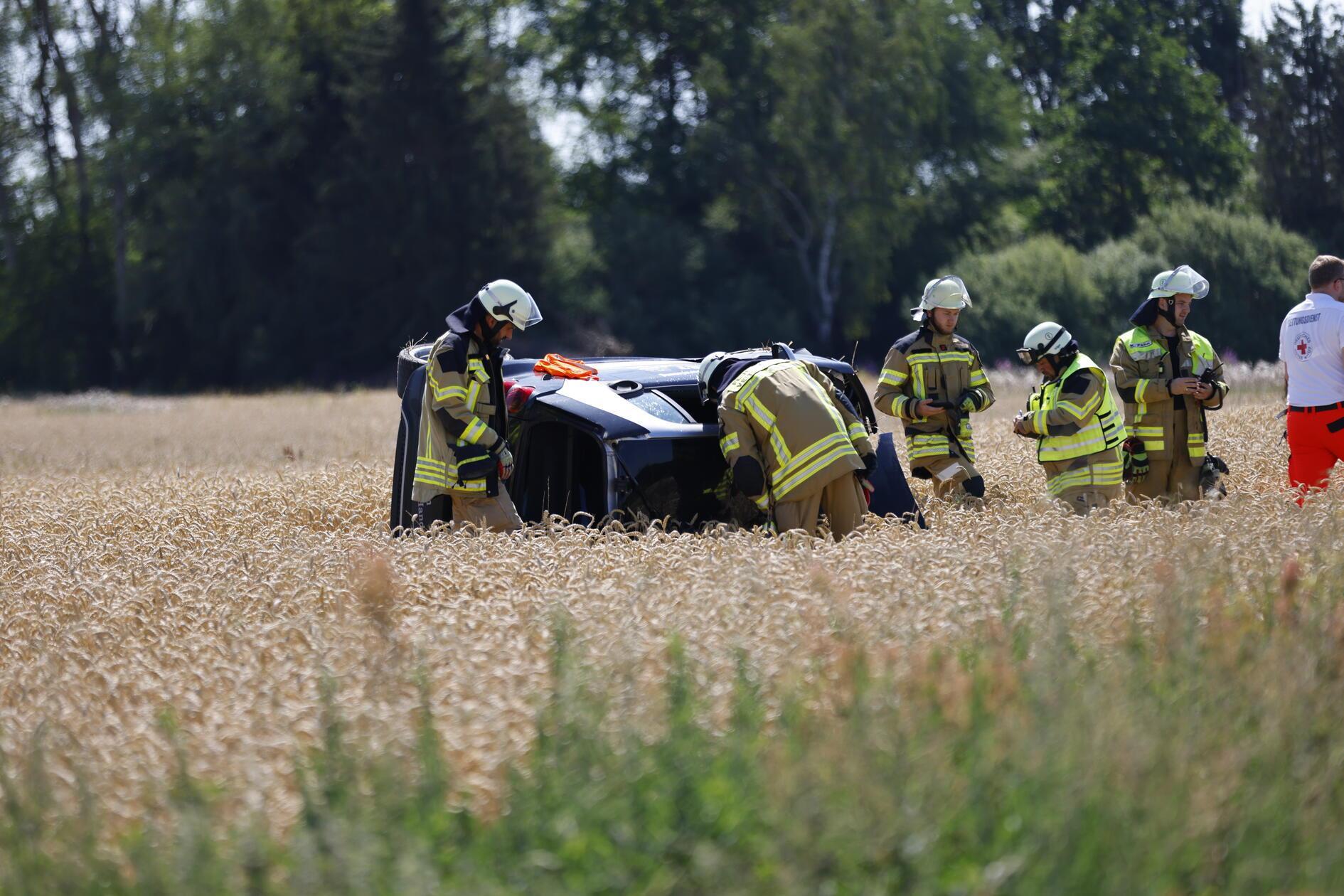 Der Unfall ereignete sich am Freitagmorgen gegen 10.30 Uhr. Eine 47-Jährige fuhr mit ihrem Smart von Veitsbronn in Richtung Tuchenbach, wie ein Sprecher des Polizeipräsidiums Mittelfranken berichtete.