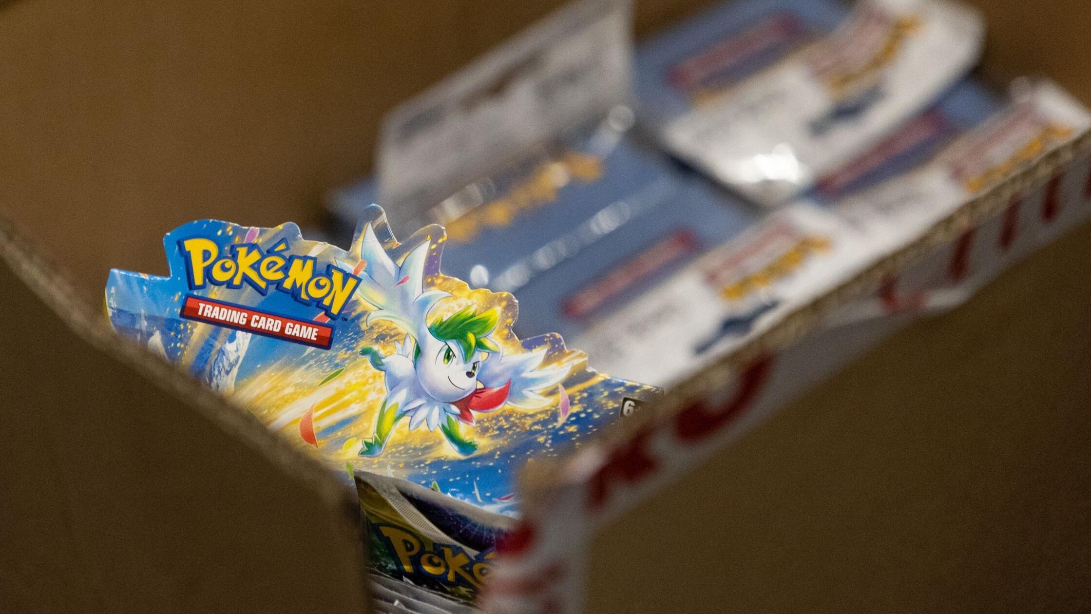 Pokemon Tauschkarten liegen bei der Pokemon Europa