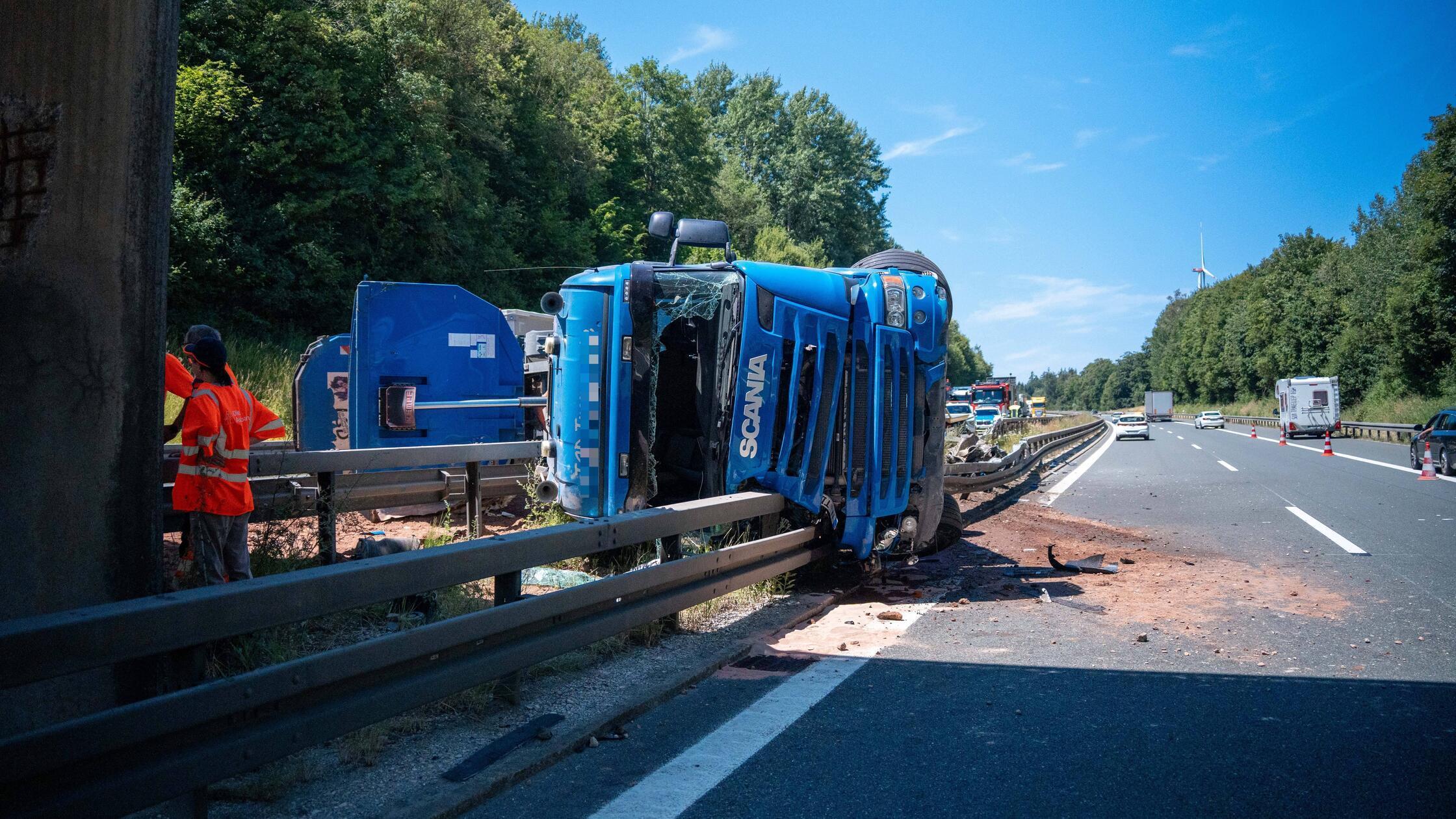 Unfall-auf-der-A6-in-Franken-Lkw-durchbricht-Leitplanke-und-kippt-um