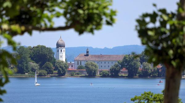 Ein Stand Up Paddler (SUP) gleitet im Sonnenschein