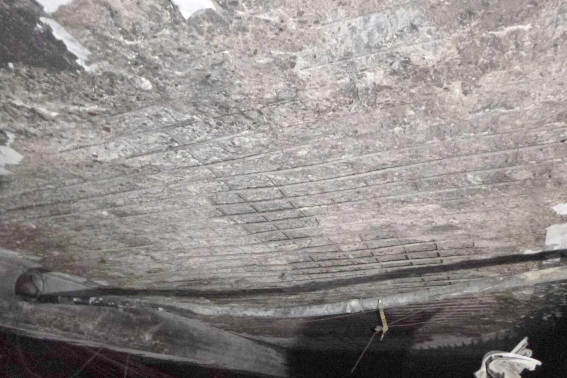 Durch die massive Hitzeentwicklung ist auch der Beton an der Decke teils großflächig abgeplatzt.