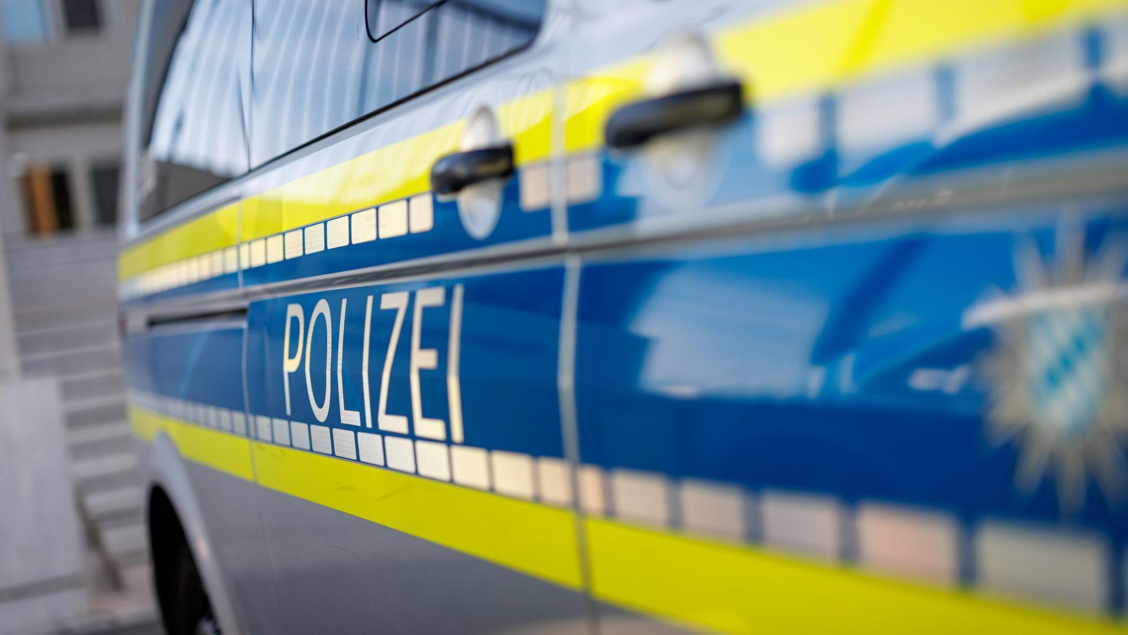 Ein Polizei-Fahrzeug steht vor dem Landgericht Nür