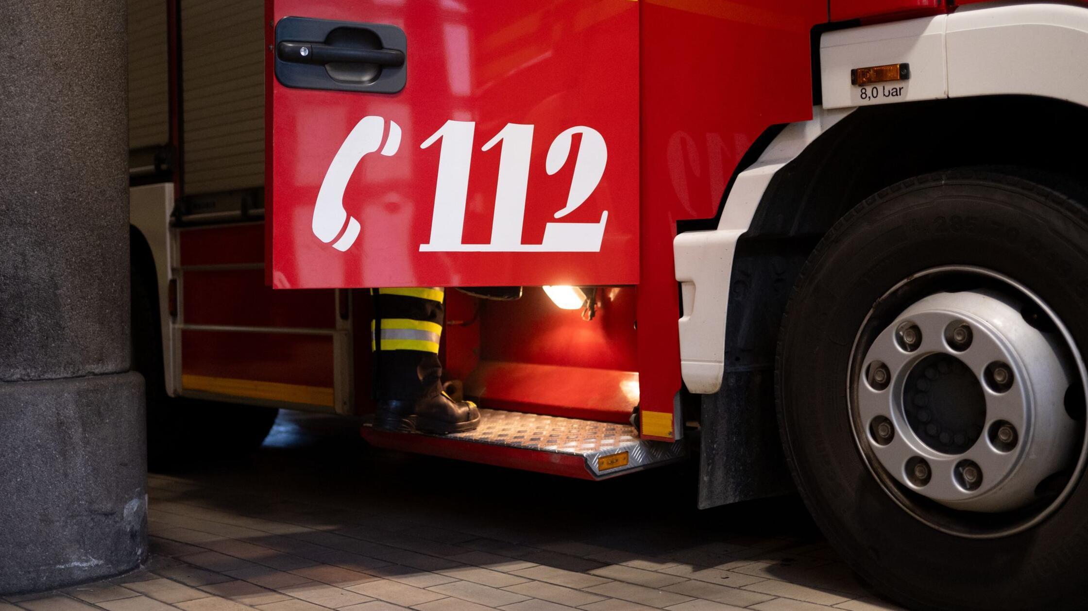 Ein Fahrzeug der Berufsfeuerwehr München steht an 