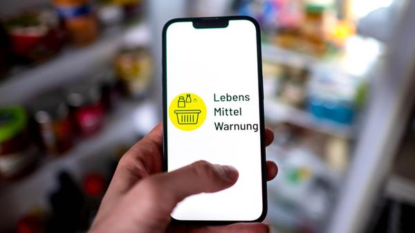 Die App «Lebensmittelwarnung» ist auf einem Smartp