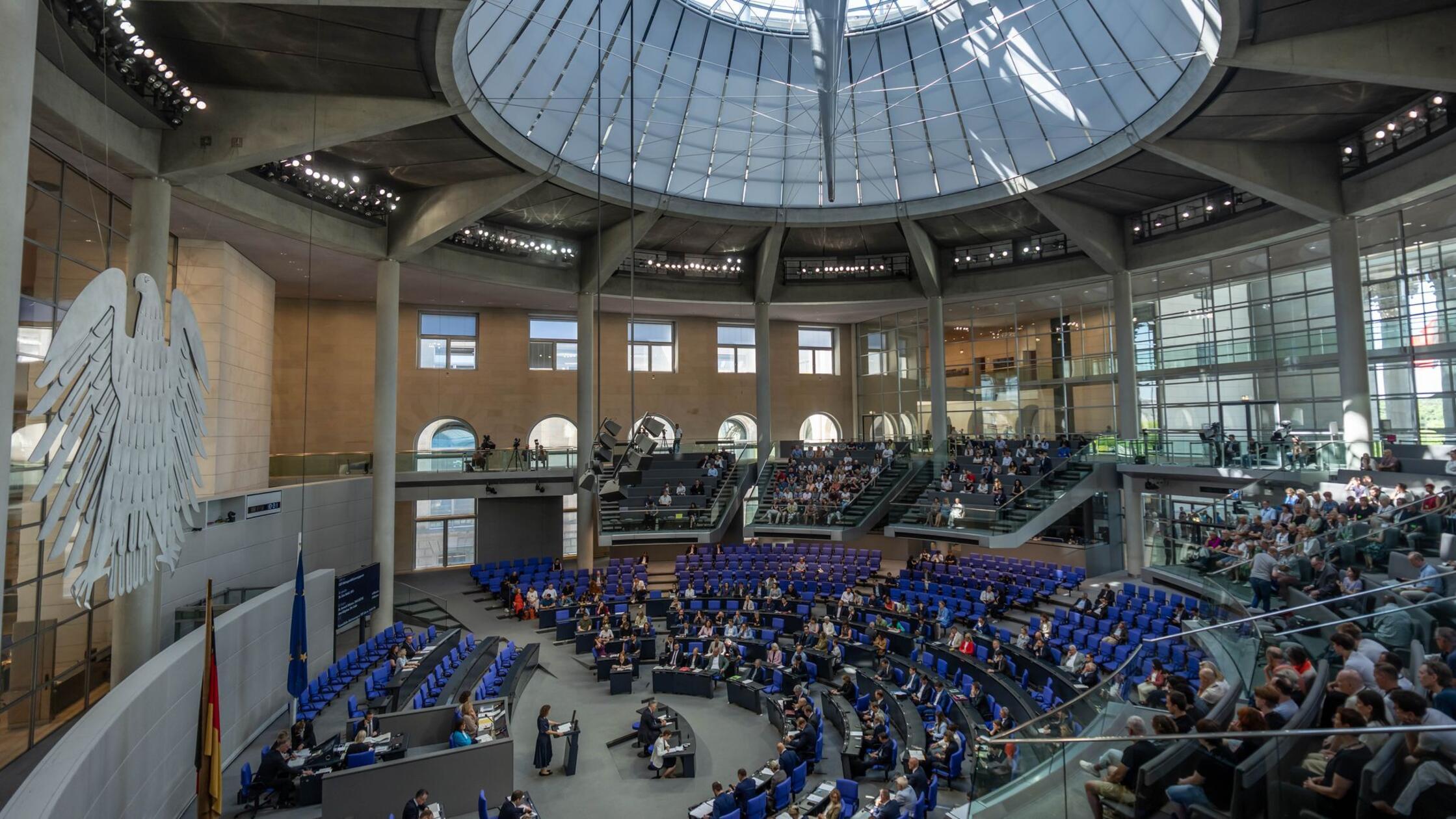 Die Parlamentarier debattieren im Bundestag in der