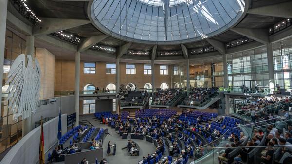 Die Parlamentarier debattieren im Bundestag in der