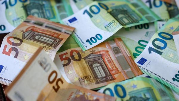 Mehrere Hunderter und Fünfziger Euro Geldscheine l