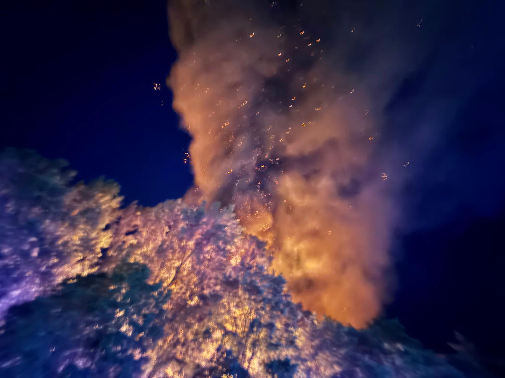 ... Flammeninferno fraß sich dabei seinen Weg durch das Holz. Straßen wurden...