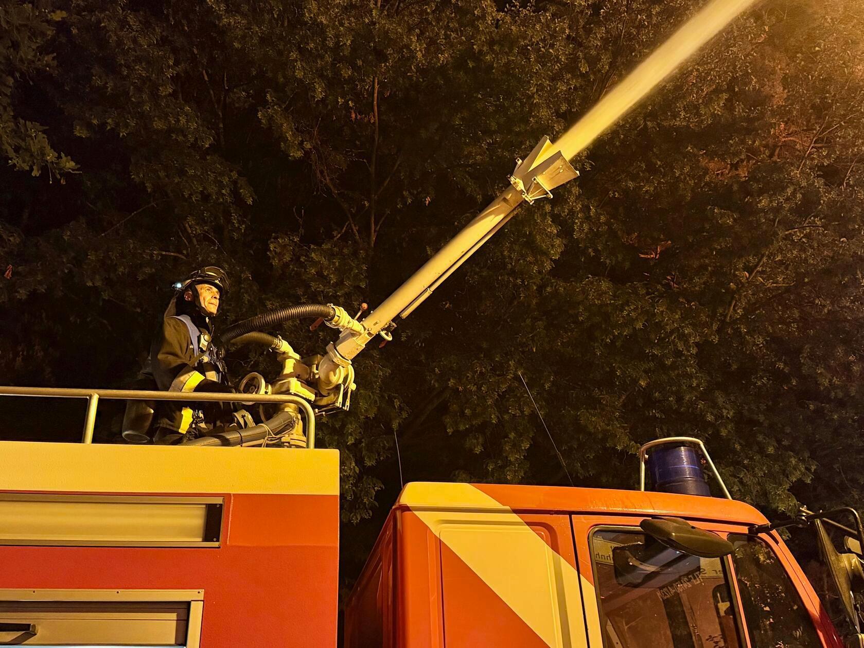 ... immer wieder auch Explosionen und Knallgeräusche zu hören. Zudem sei in dem Bereich durch die Flammen eine extreme Hitze in der Luft entstanden.