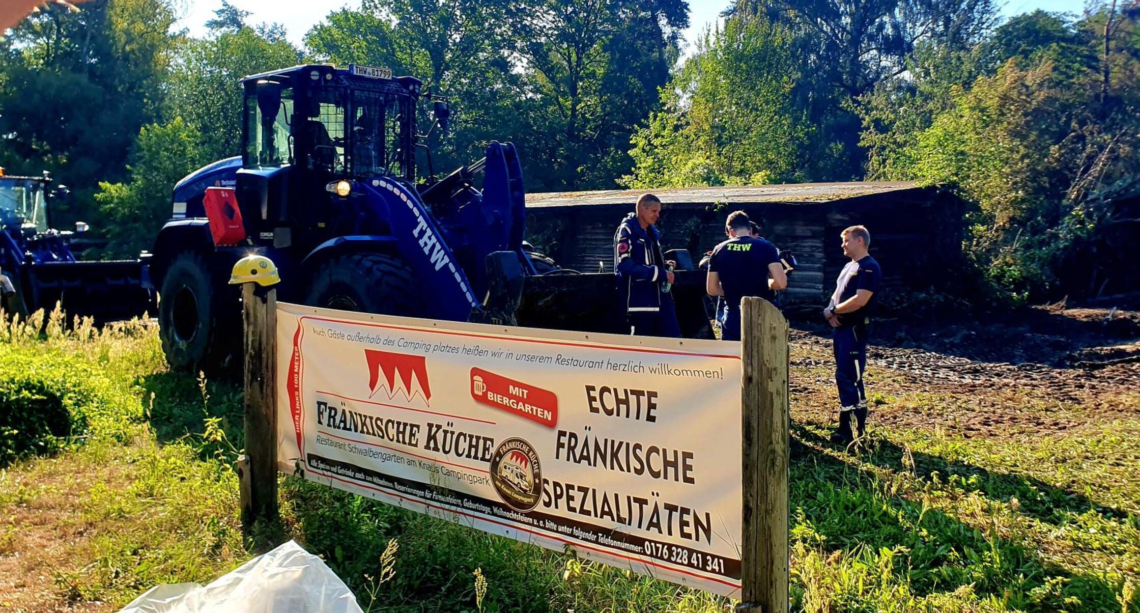 ...allerdings ist die Feuerwehr auch am Samstag noch mit zahlreichen Kräften vor Ort, um den Brandort zu kontrollieren und mögliche aufkommende Glutnester zu löschen.