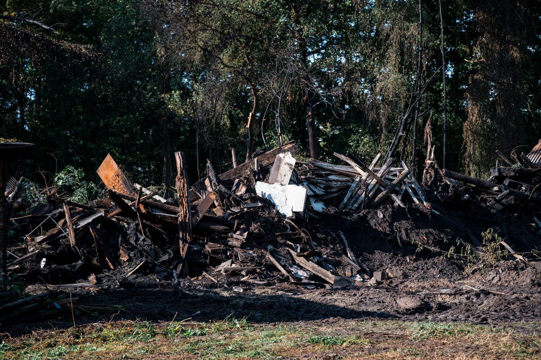 Ein Trümmerhaufen nach dem Brand an der ehemaligen