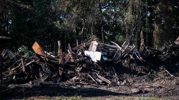 Ein Trümmerhaufen nach dem Brand an der ehemaligen