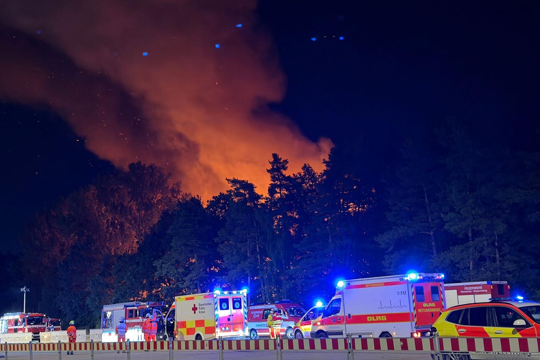 Das Feuer war am späten Freitagabend im Bereich einer ehemaligen Westernstadt in einem Waldgebiet ausgebrochen. Ein Campingplatz und ein Open-Air-Konzert in der Nähe des Messegeländes seien vorsorglich geräumt worden, sagte ein Polizeisprecher.