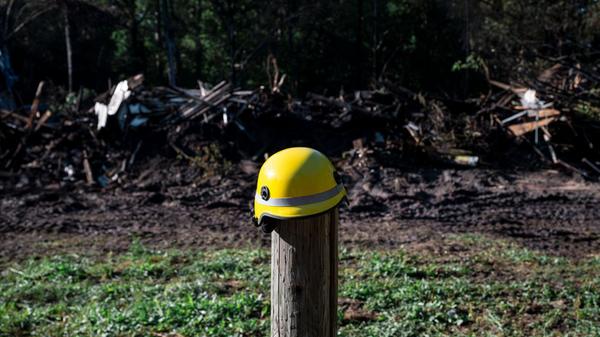 Viele Bäume sind rußgeschwärzt, es riecht verbrannt. Offene Flammen sind nicht mehr zu sehen. Gleichwohl ist die Gefahr noch nicht gebannt.