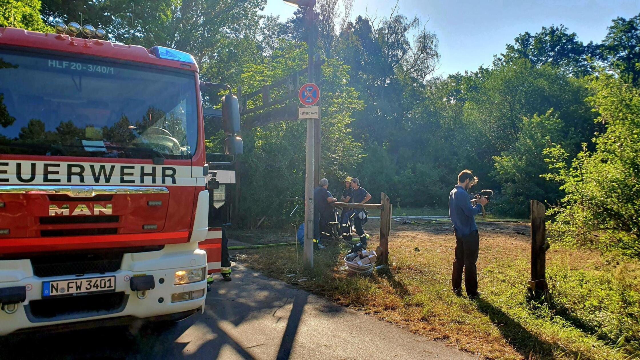 Größere Löscharbeiten gab es aber nicht mehr, allerdings wurden noch Glutnester bekämpft. Um die 20 Feuerwehrkräfte seien noch vor Ort, auch bis in den Samstagabend, an dem das nächste Konzert stattfinden soll.