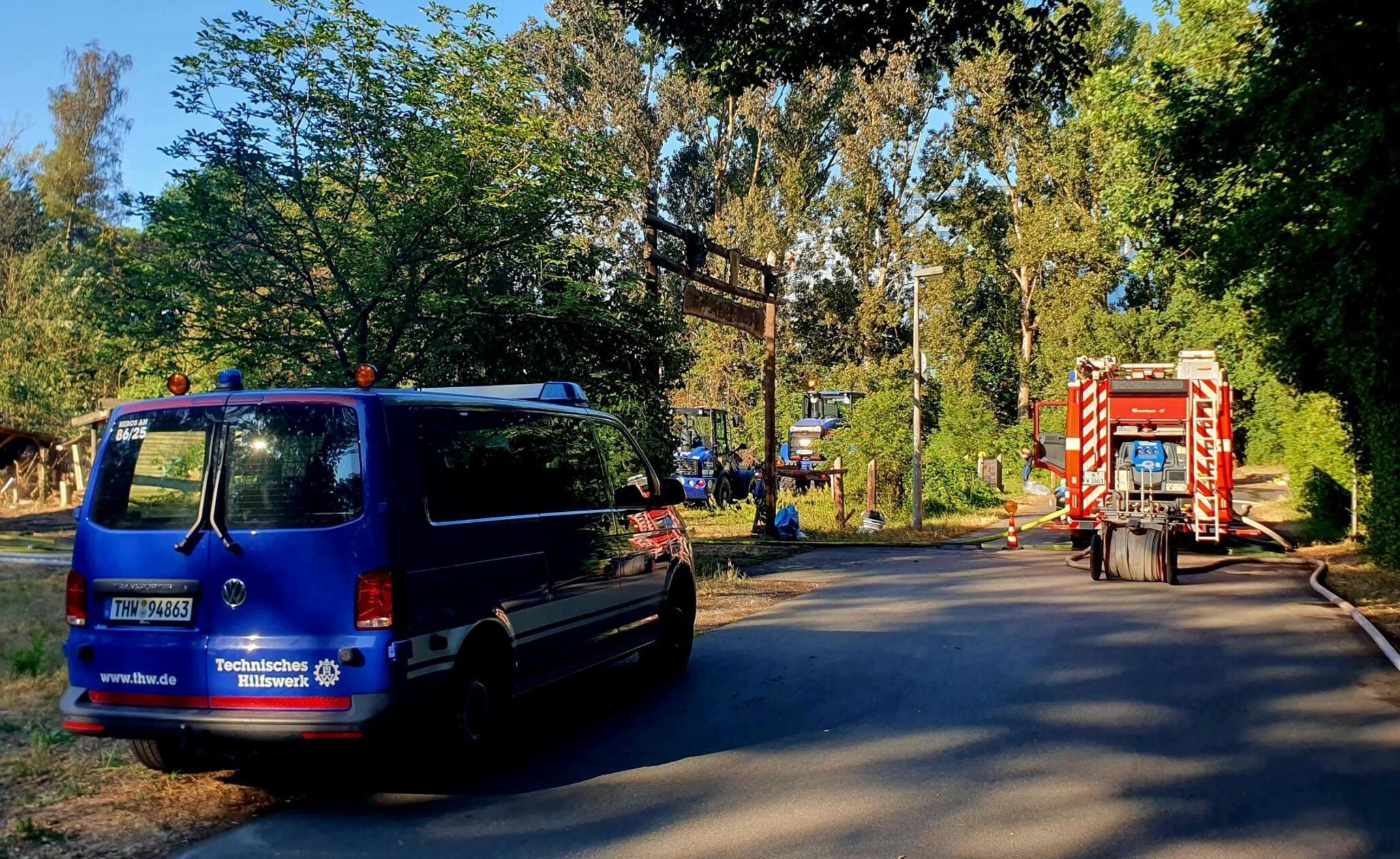 Die Brandursache ist noch unklar, Verletzte gab es nach Behördenangaben nicht. Im Einsatz befanden sich etwa 380 Kräfte der Feuerwehr, gut 60 des Rettungsdienstes sowie rund 15 der Polizei, wie die Feuerwehr mitteilte.