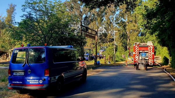 Die Brandursache ist noch unklar, Verletzte gab es nach Behördenangaben nicht. Im Einsatz befanden sich etwa 380 Kräfte der Feuerwehr, gut 60 des Rettungsdienstes sowie rund 15 der Polizei, wie die Feuerwehr mitteilte.