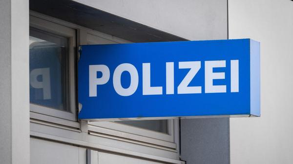 Ein Schild «Polizei» hängt an der Fassade eines Ha