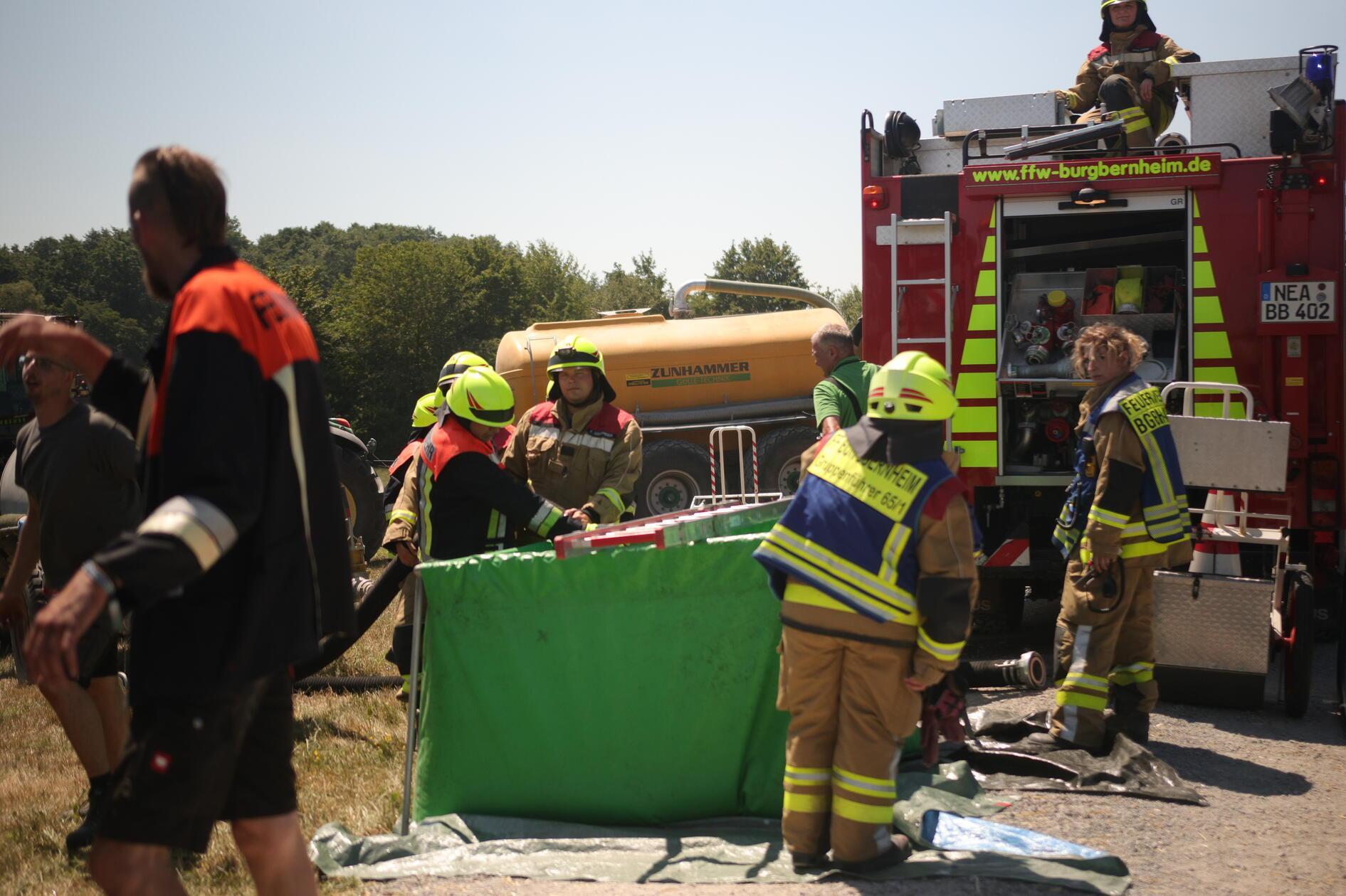 Gegen 12.40 wurde die Feuerwehr über den Brand einer landwirtschaftlichen Nutzfläche bei Oberdachstetten im Landkreis Ansbach informiert.
