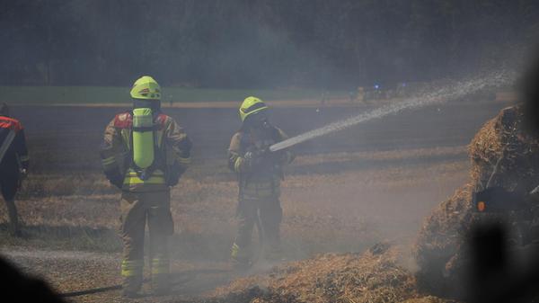 Über 50 Einsatzkräfte der Feuerwehren Oberdachstetten, Marktbergel, Anfelden und Burgbernheim begaben sich zum Einsatzort und bekämpften das Feuer.