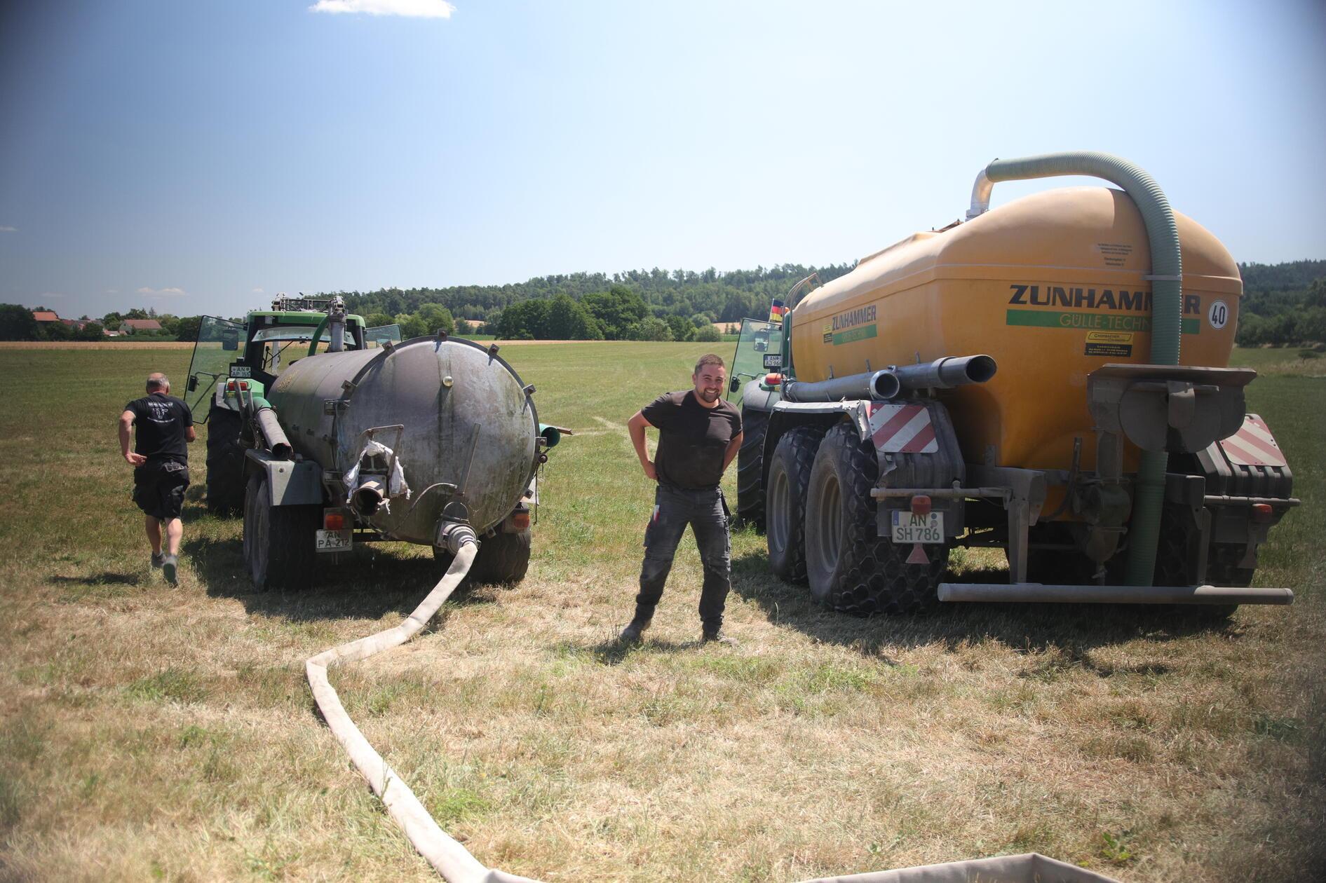 Unterstützt wurden die Feuerwehrkräfte von Landwirten aus der Umgebung, die Wasserfässer zur Verfügung stellten.