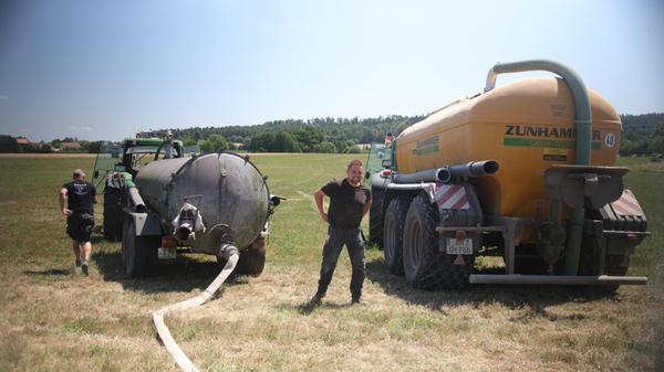 Unterstützt wurden die Feuerwehrkräfte von Landwirten aus der Umgebung, die Wasserfässer zur Verfügung stellten.