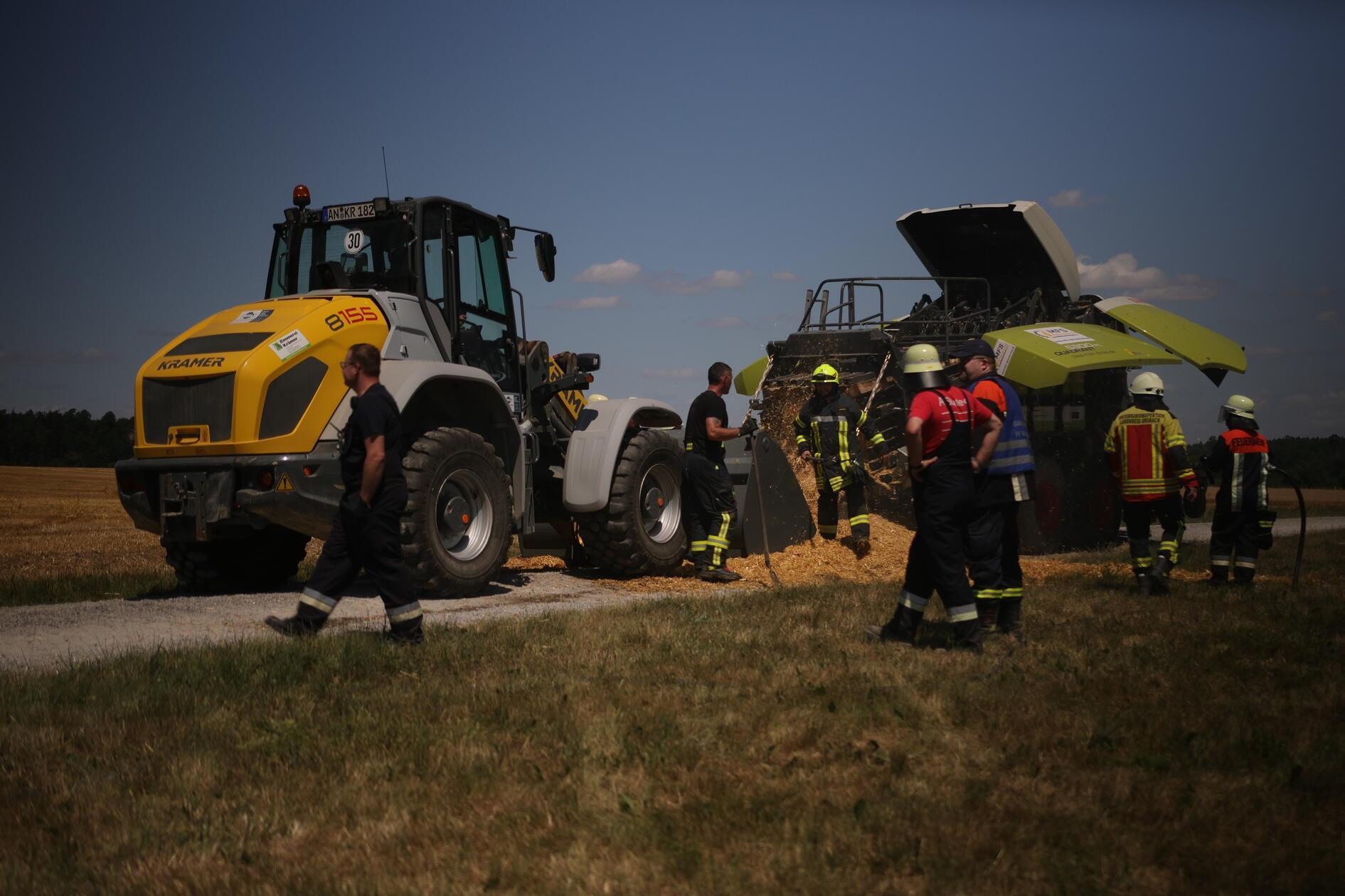 Das Feuer verursacht hatte ein Brand an einer Ballenpresse. Markus Fischer, Erster Kommandant der Feuerwehr Oberdachstetten, betonte das geistesgegenwärtige Handeln des Fahrers: Der stellte die Landmaschine auf einem Feldweg ab und entkoppelte sie von der Zugmaschine, um ein weiteres Übergreifen der Flammen zu verhindern.