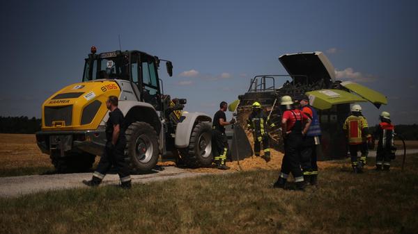 Das Feuer verursacht hatte ein Brand an einer Ballenpresse. Markus Fischer, Erster Kommandant der Feuerwehr Oberdachstetten, betonte das geistesgegenwärtige Handeln des Fahrers: Der stellte die Landmaschine auf einem Feldweg ab und entkoppelte sie von der Zugmaschine, um ein weiteres Übergreifen der Flammen zu verhindern.