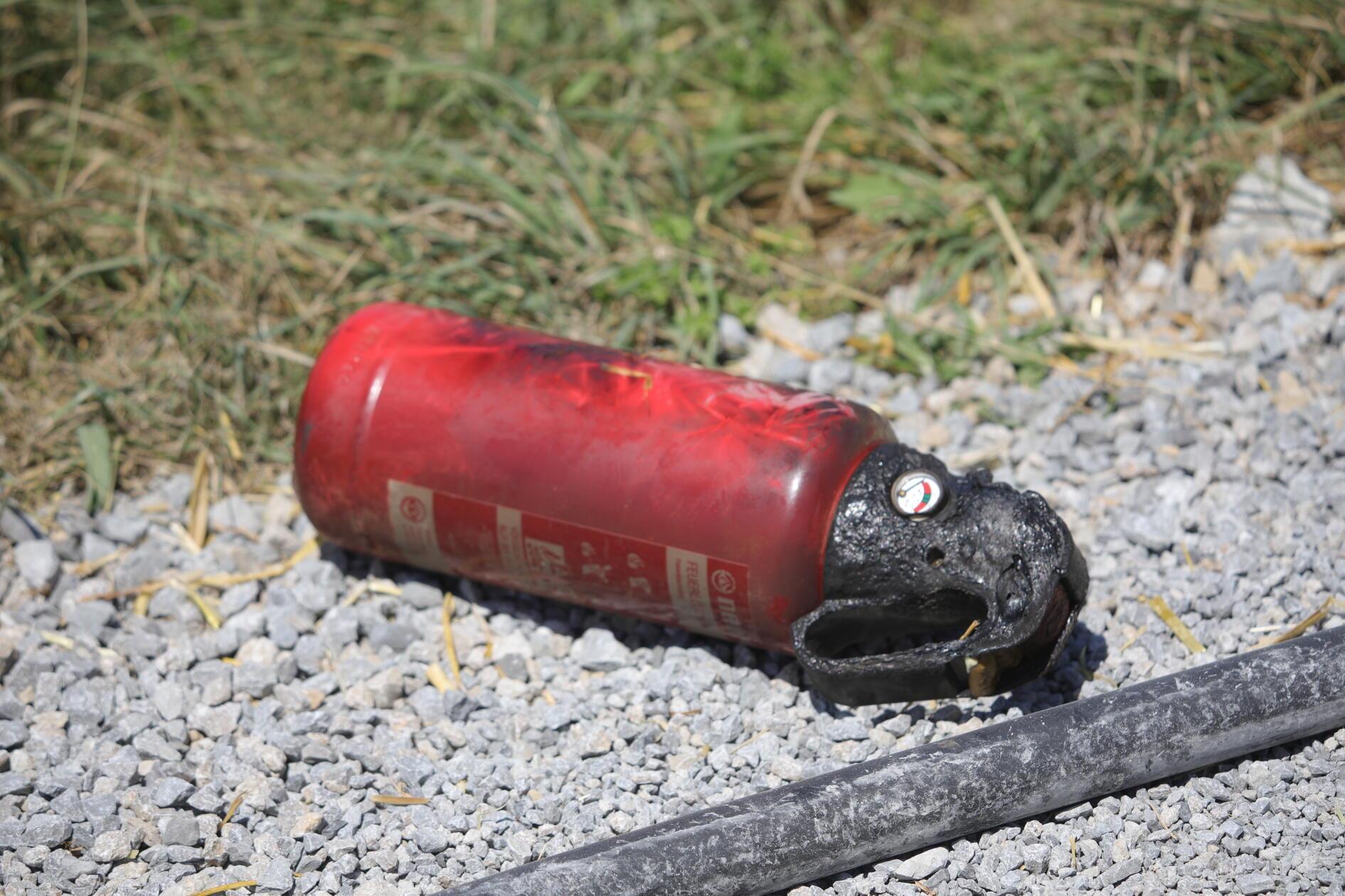 Zudem bekämpfte der Fahrer der Ballenpresse schon vor Eintreffen der Feuerwehr die Flammen mittels Feuerlöschern.