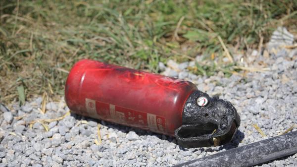 Zudem bekämpfte der Fahrer der Ballenpresse schon vor Eintreffen der Feuerwehr die Flammen mittels Feuerlöschern.