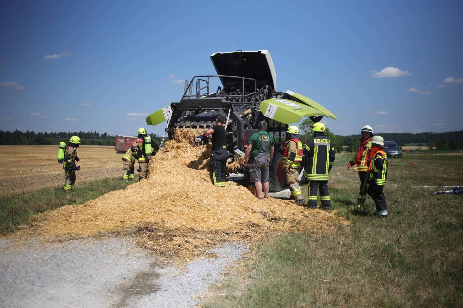Eine zusätzliche Herausforderung für die Feuerwehr stellte die Bergung des Strohes aus der Ballenpresse dar. Das Stroh glomm in der Maschine weiter, die Feuerwehr musste es mithilfe von Heugabeln und Eisenstangen aus dem Inneren der Presse befreien - eine zeitaufwändige Arbeit.