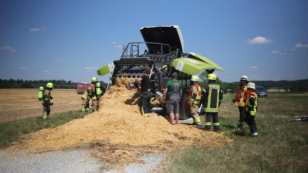 Eine zusätzliche Herausforderung für die Feuerwehr stellte die Bergung des Strohes aus der Ballenpresse dar. Das Stroh glomm in der Maschine weiter, die Feuerwehr musste es mithilfe von Heugabeln und Eisenstangen aus dem Inneren der Presse befreien - eine zeitaufwändige Arbeit.